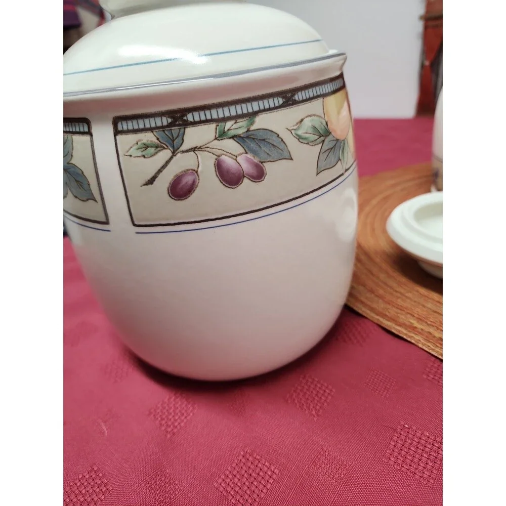 Mikasa Intaglio Garden Harvest Cannister Set Of 4 Peaches, Plums & Berries EUC